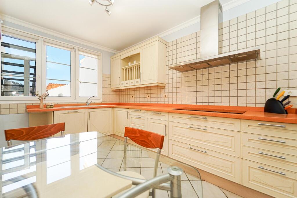 Amplia casa adosada de 6 dormitorios con apartamento indepen - foto 51