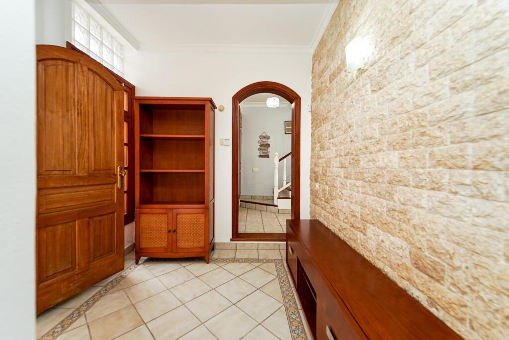 Amplia casa adosada de 6 dormitorios con apartamento indepen - foto 53