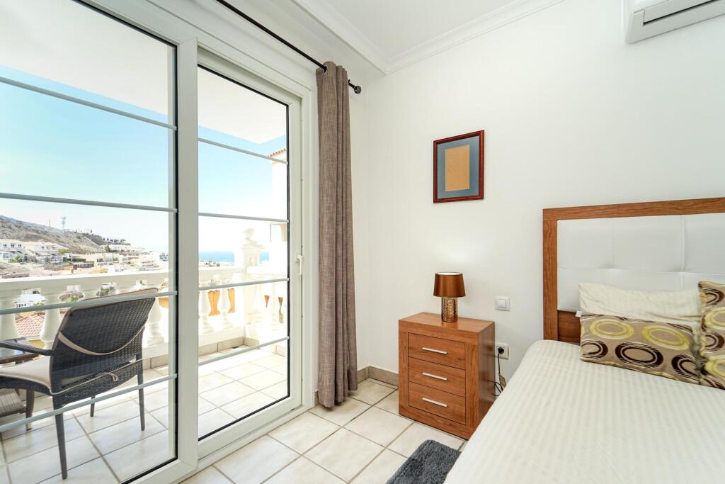 Amplia casa adosada de 6 dormitorios con apartamento indepen - foto 57