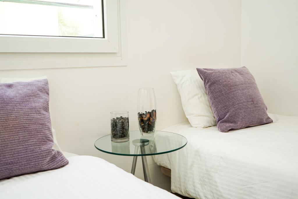 Amplia casa adosada de 6 dormitorios con apartamento indepen - foto 63