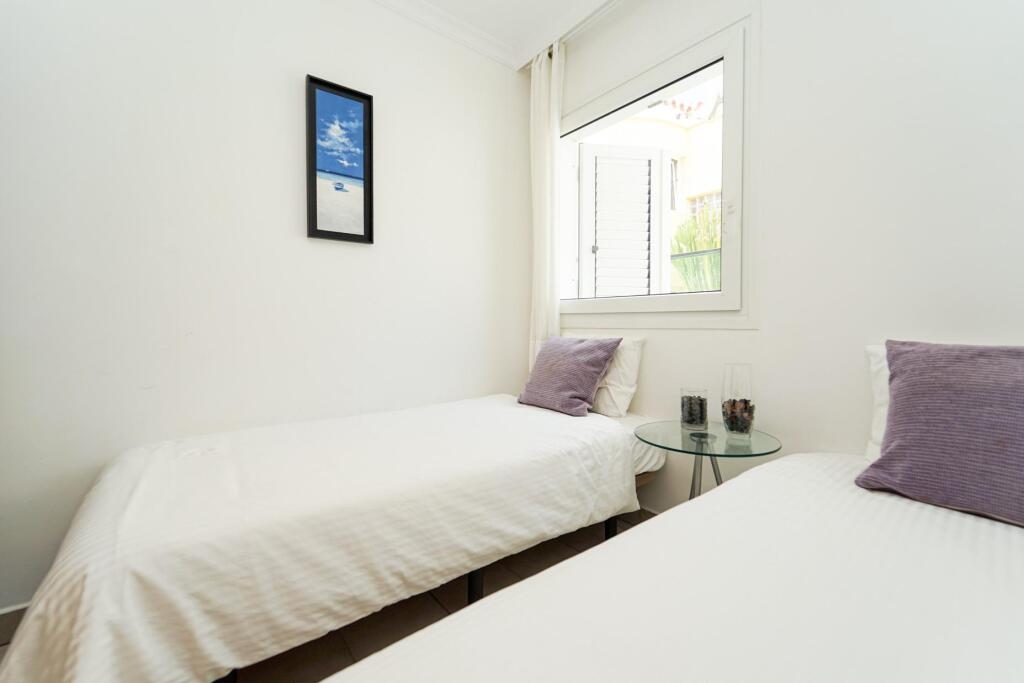 Amplia casa adosada de 6 dormitorios con apartamento indepen - foto 64