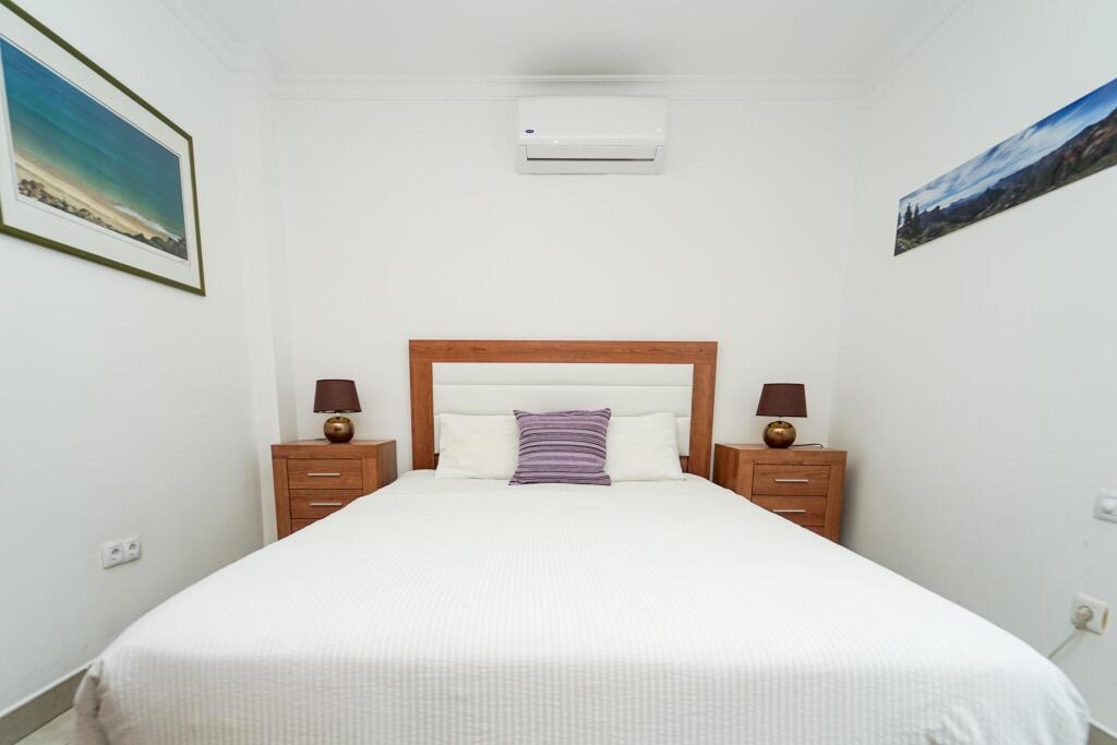 Amplia casa adosada de 6 dormitorios con apartamento indepen - foto 66