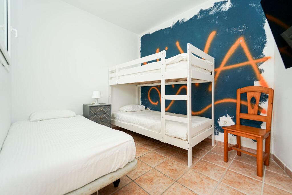 Amplia casa adosada de 6 dormitorios con apartamento indepen - foto 75