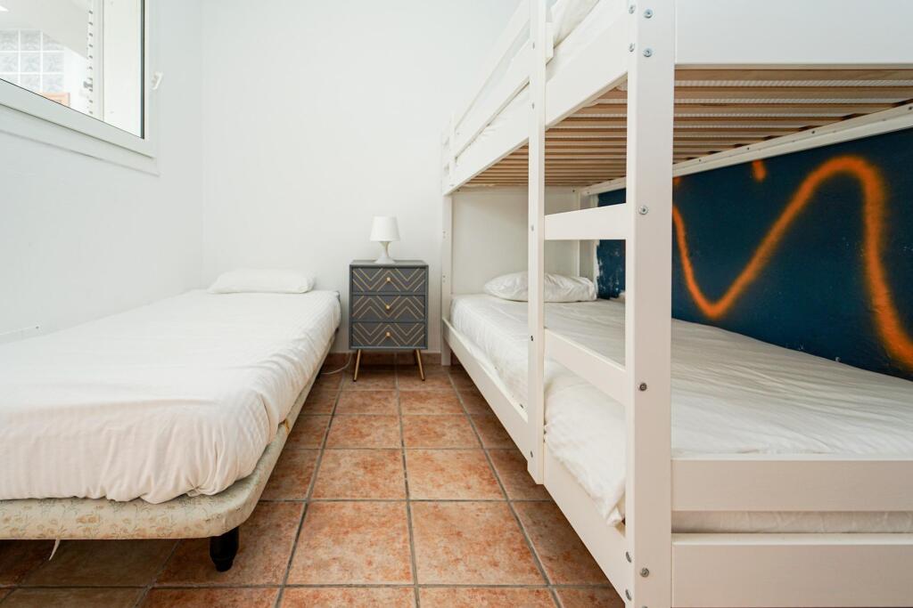 Amplia casa adosada de 6 dormitorios con apartamento indepen - foto 76