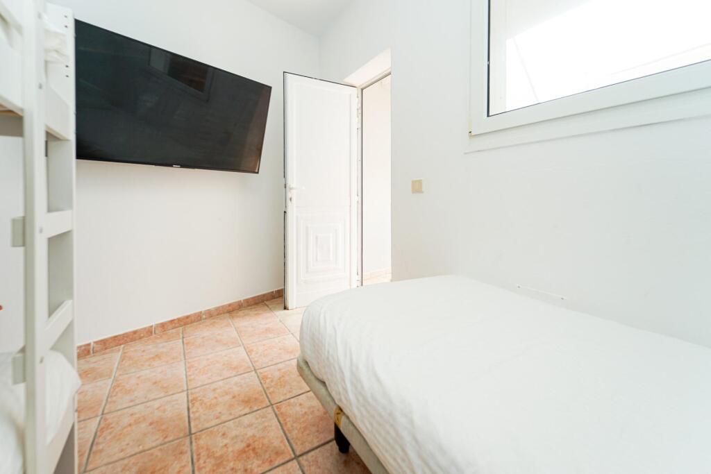 Amplia casa adosada de 6 dormitorios con apartamento indepen - foto 77