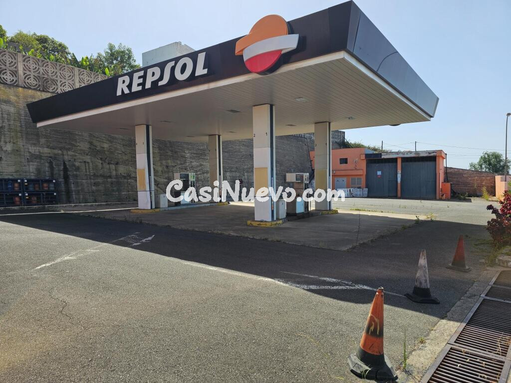 GASOLINERA EN FUNCIONAMIENTO EN EL PALMITAL DE SANTA MARIA DE GUIA, ISLAS CANARIAS, ESPAÑA
