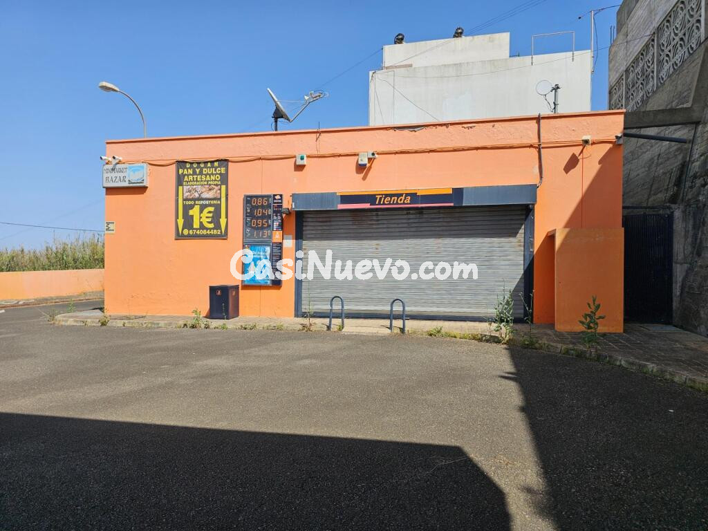 GASOLINERA EN FUNCIONAMIENTO EN EL PALMITAL DE SANTA MARIA DE GUIA, ISLAS CANARIAS, ESPAÑA
