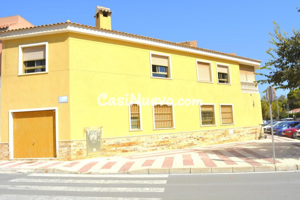 Venta de casa en El campello, de 200m2 con 4 dormitorios y 2 baños con plaza de garaje