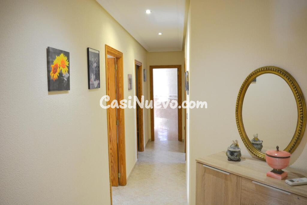 Venta de casa en El campello, de 200m2 con 4 dormitorios y 2 baños con plaza de garaje