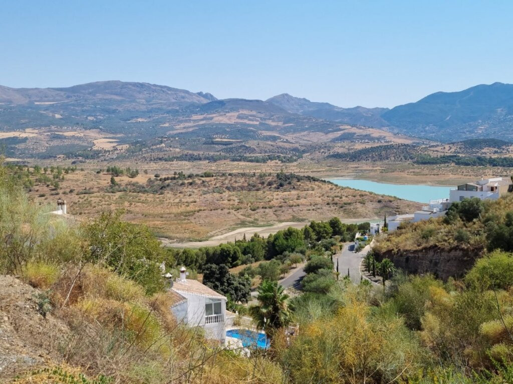 GRAN FINCA EN LA VIÑUELA AL LADO DEL PANTANO