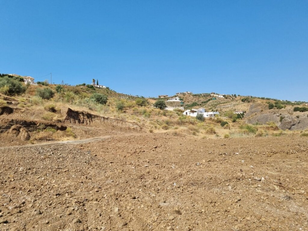 GRAN FINCA EN LA VIÑUELA AL LADO DEL PANTANO - foto 4