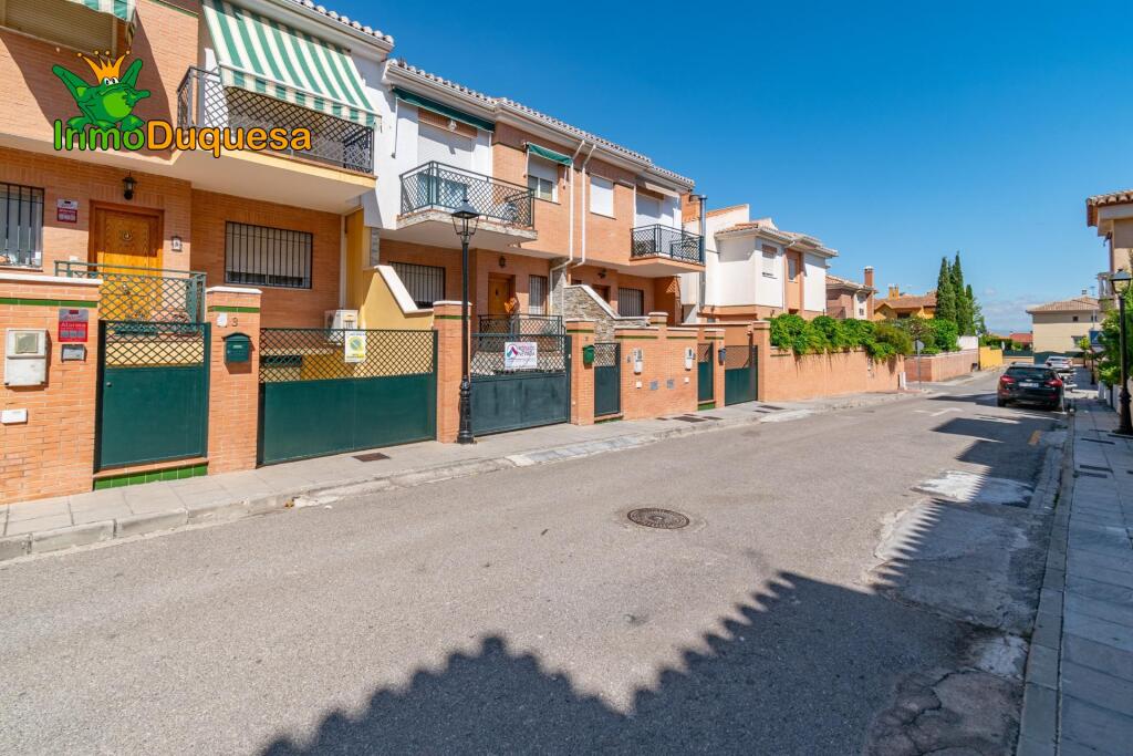 Casa adosada en la entrada de Ogijares (Junto al PTS) - foto 2
