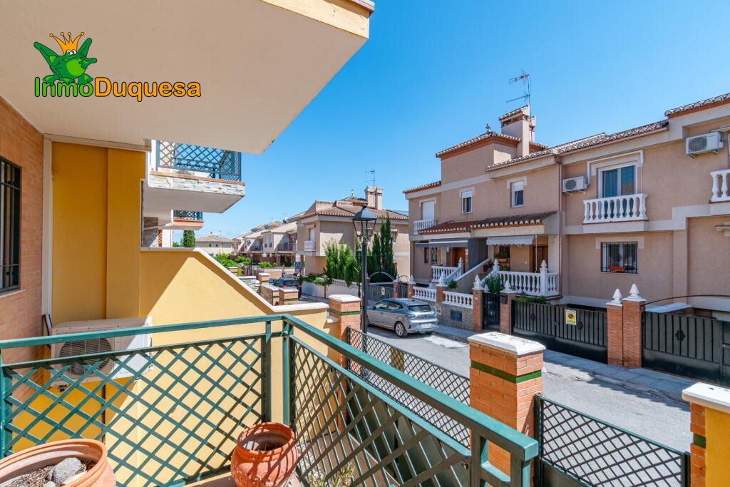 Casa adosada en la entrada de Ogijares (Junto al PTS) - foto 9