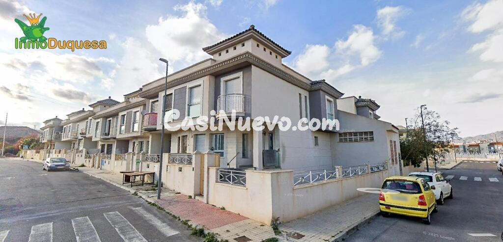 Conjunto residencial de 21 casas adosadas terminadas (OKUPADAS).