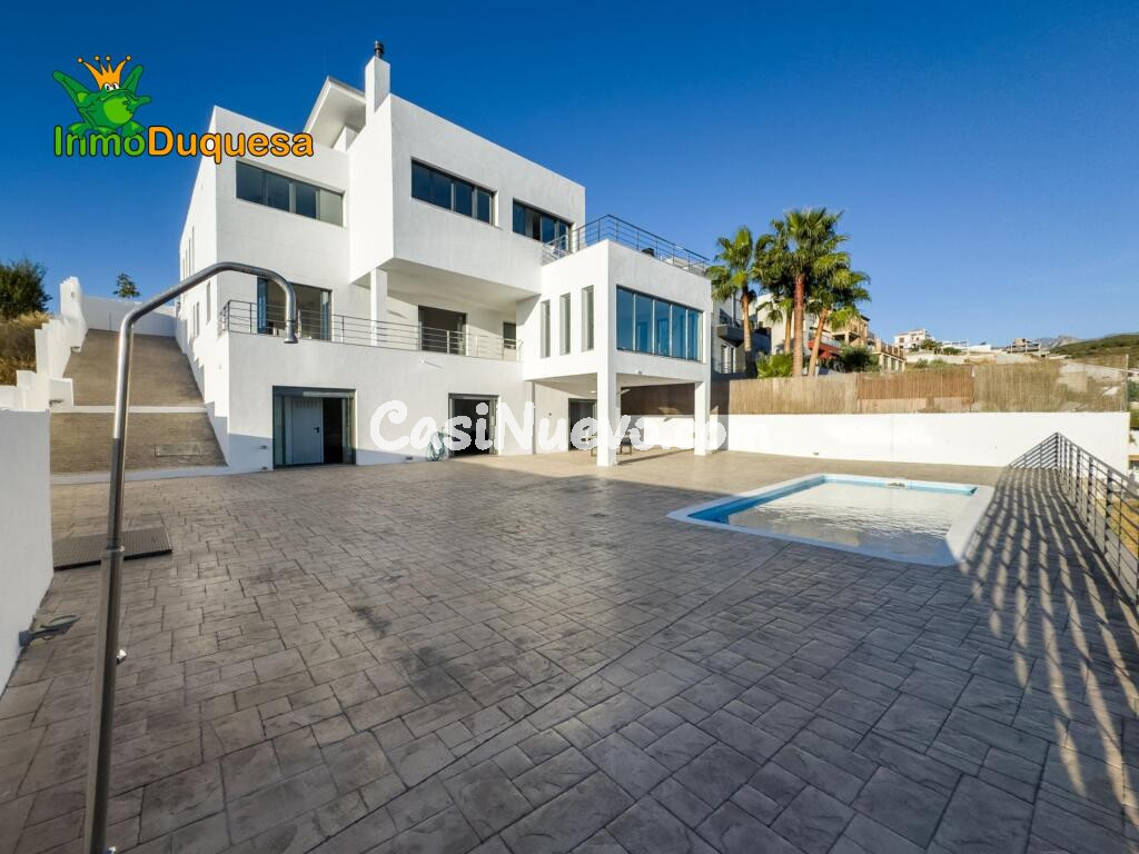 Chalet de DISEÑO MODERNO en venta en La Zubia.
