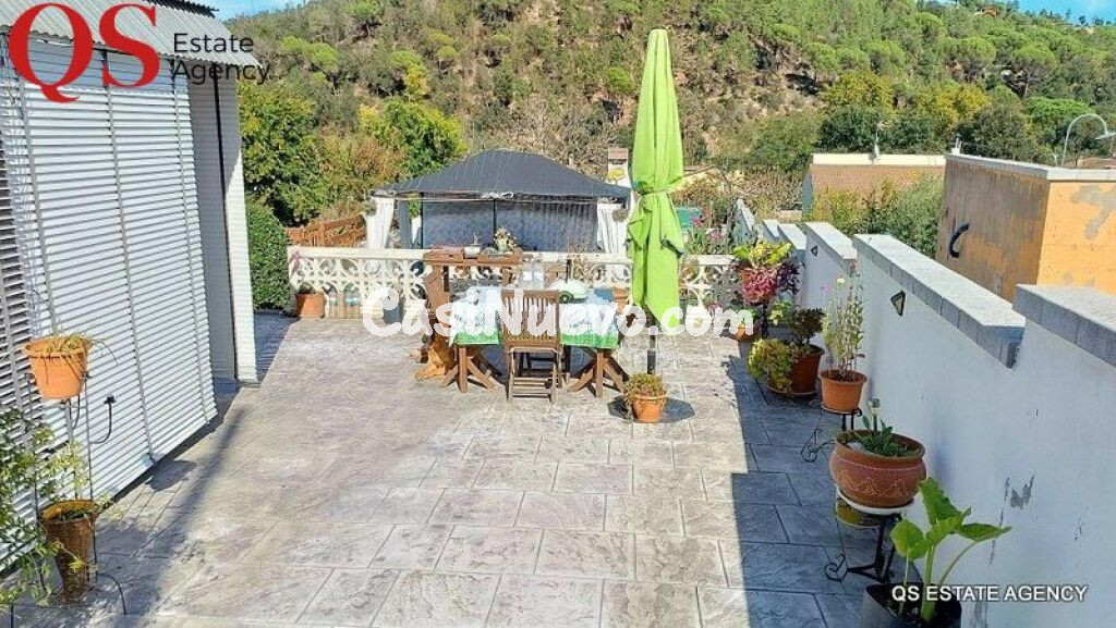 Casa con piscina y amplio jardin en urbanización Riu Clar, Massanes