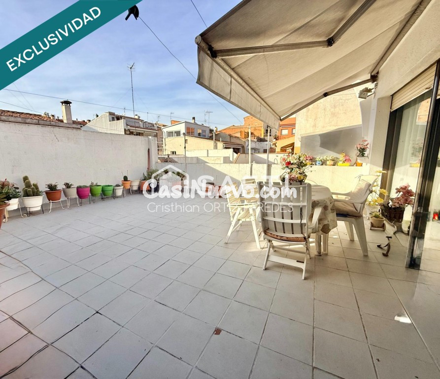 Casa en el centro de Tordera con terraza de 45 m² y azotea privada.