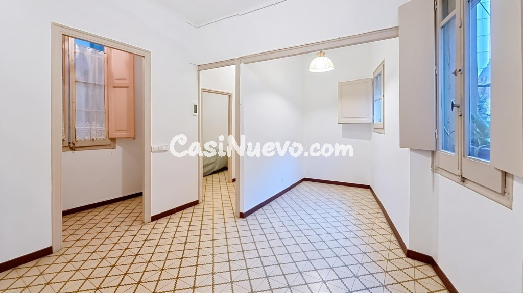 Piso con mucha luz natural, A REFORMAR en la calle Santa Anna del barrio Gotico.