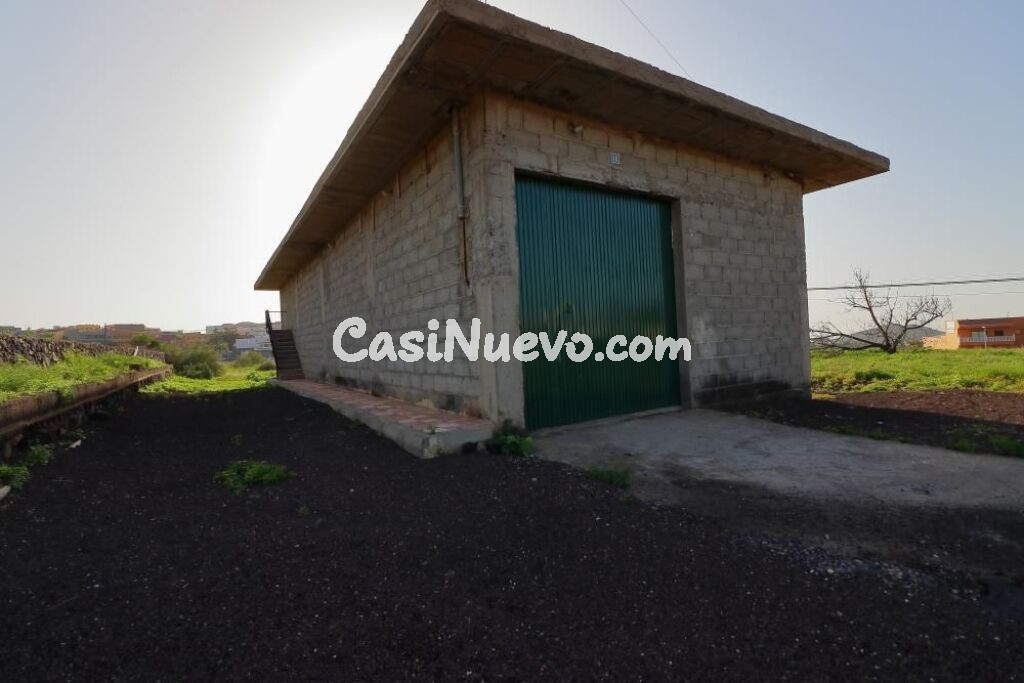 Almacén de 200 m2 con invernaderos y tanque de agua, terreno rústico con excelentes accesos en Arona