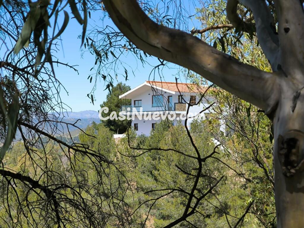 Villa exclusiva en la reserva natural de Málaga – vistas incomparables y a estrenar