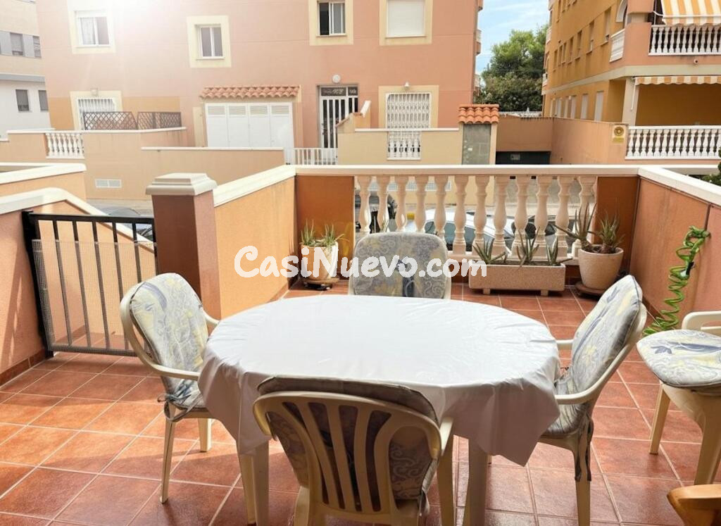 Oportunidad en Moncofa: Apartamento en segunda linea de mar con amplia terraza y entrada independiente.