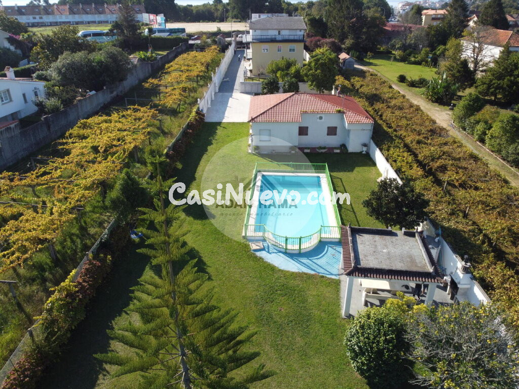 Venta de casa en Sanxenxo, de 680m2 con 14 dormitorios y 8 baños con plaza de garaje y trastero