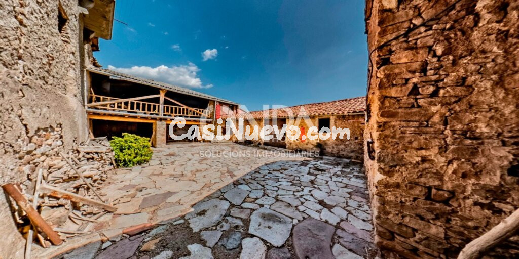 IMPRESIONANTE MASIA DE PATRIMONIO CULTURAL EN EL CENTRO DE ESTAVILL CON HUERTO ( VALL FOSCA)