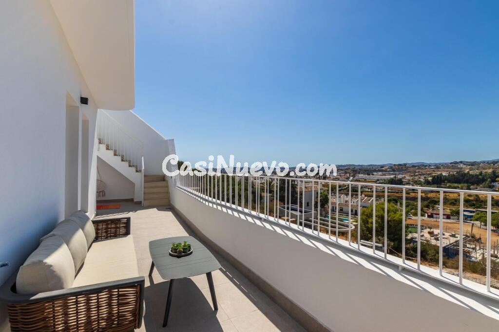 PISO de 2 DORM A ESTRENAR con amplia terraza y JARDÍN, PISCINAS, VISTAS, 2 GARAJE y TRASTERO!!
