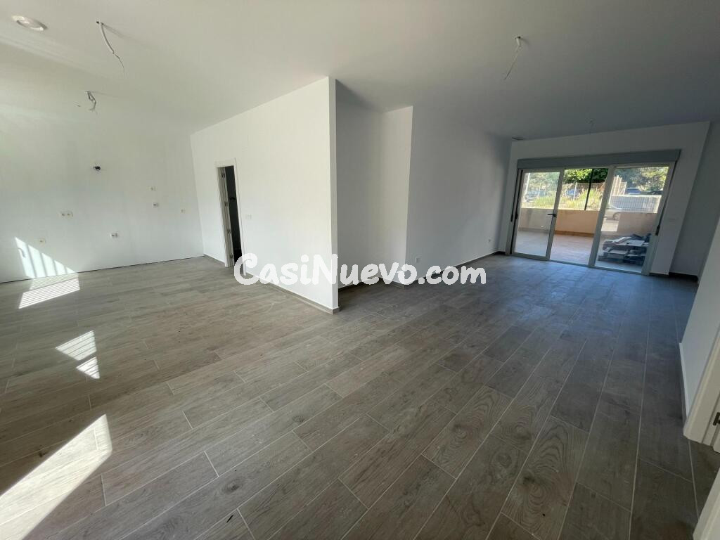 Local comercial a estrenar con uso y disfrute de 2 terrazas, a 170 metros de la playa de Águilas.