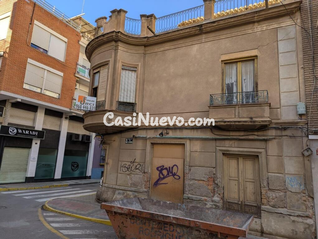 Amplia casa céntrico para restaurar, a escasos metros de la playa y con multitud de posibilidades.