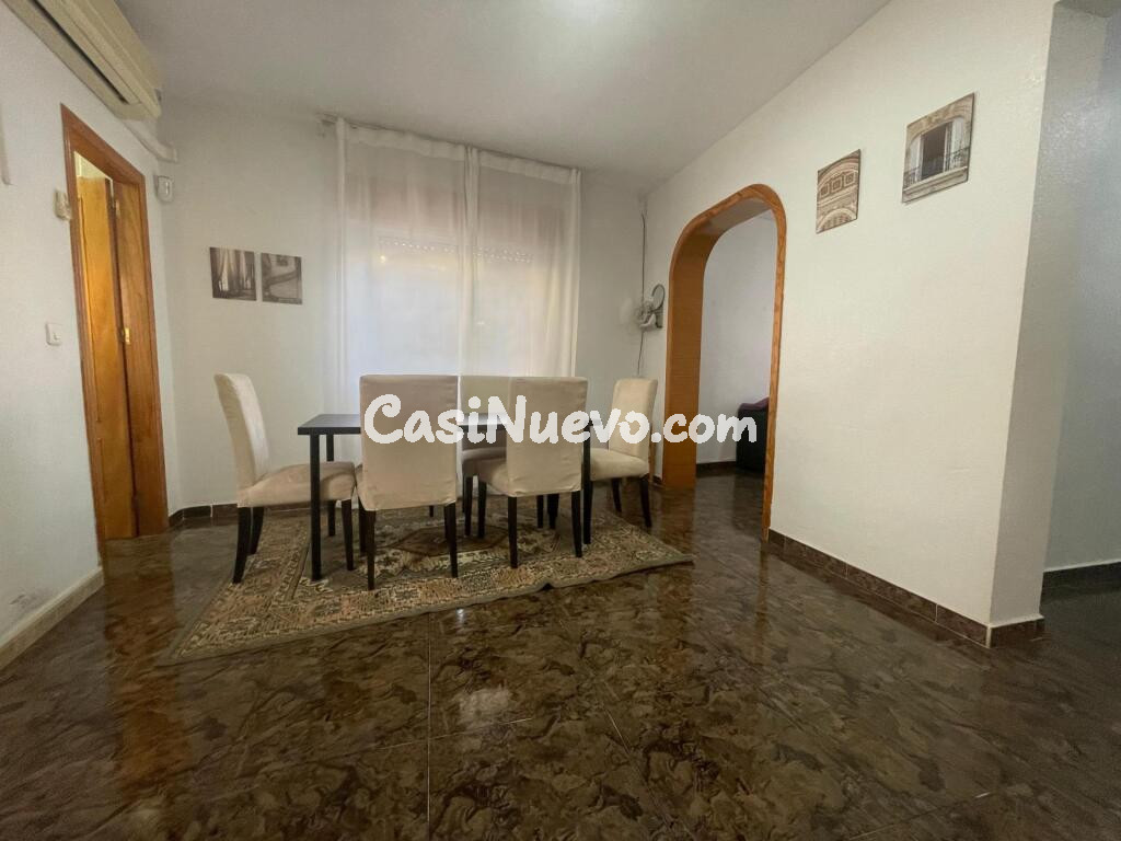 Casa esquina reformada en Águilas, a 10 minutos de la playa, con terraza y solarium.