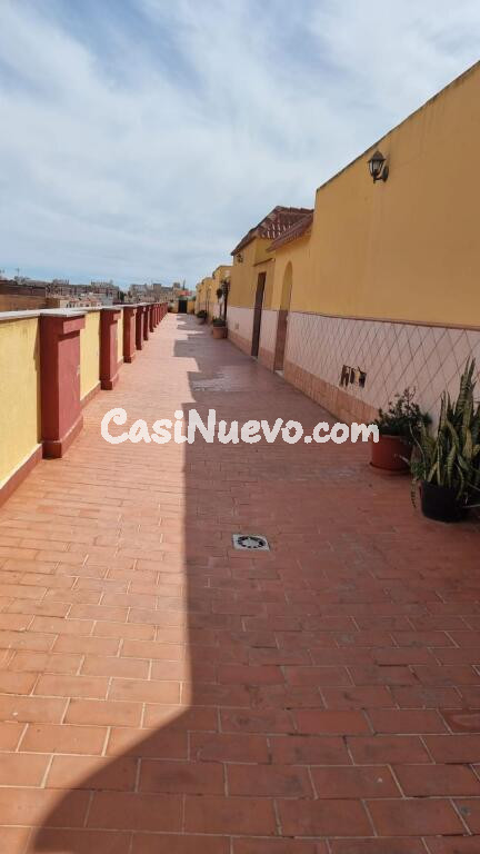 Dúplex sobre locales comerciales independientes en Roquetas de Mar: Tu Nuevo Hogar Espera por Ti ?