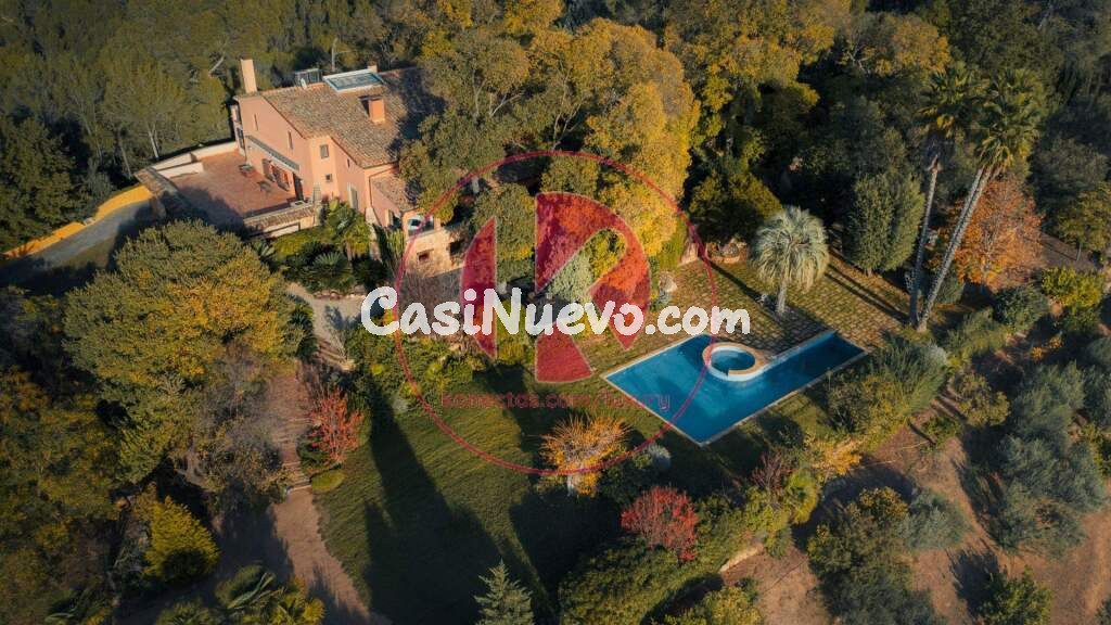 Masía del siglo XIV, exquisita: 1.000 m2 sobre 1,2 hectáreas de jardines con casa de invitados