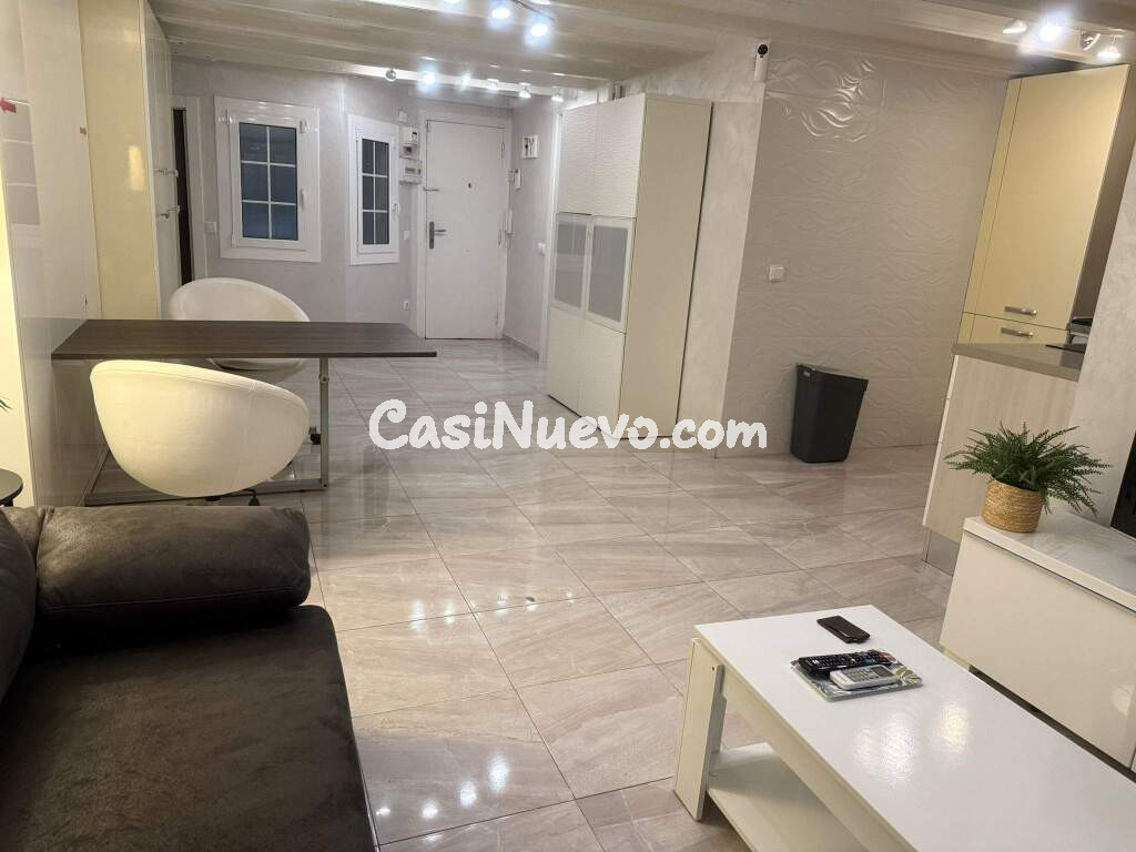 Precioso estudio reformado y equipado, en el corazón de Barcelona.