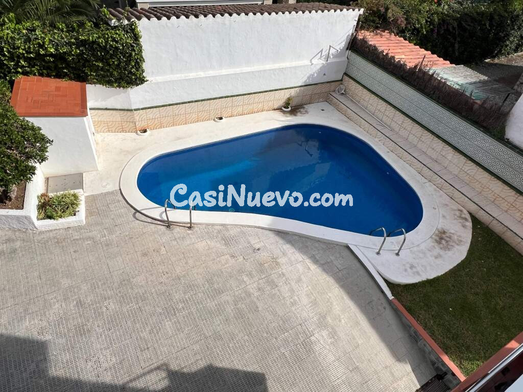 Piso esquinero muy luminoso con terrazas, piscina y garaje en el Vinyet, Sitges