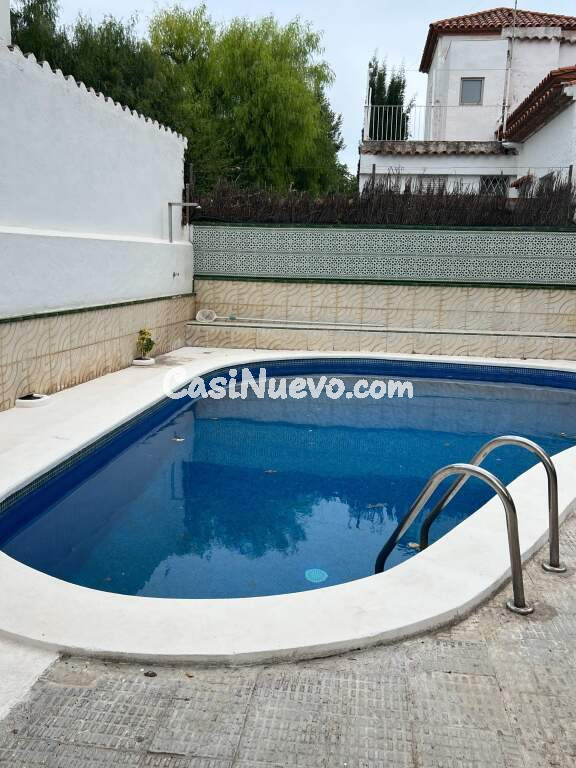 Piso esquinero muy luminoso con terrazas, piscina y garaje en el Vinyet, Sitges
