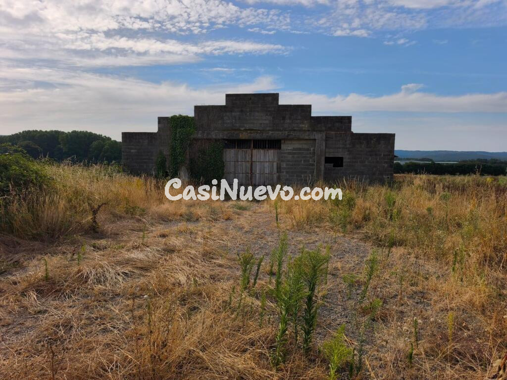 Se vende nave con finca de 28.000 metros cuadrados