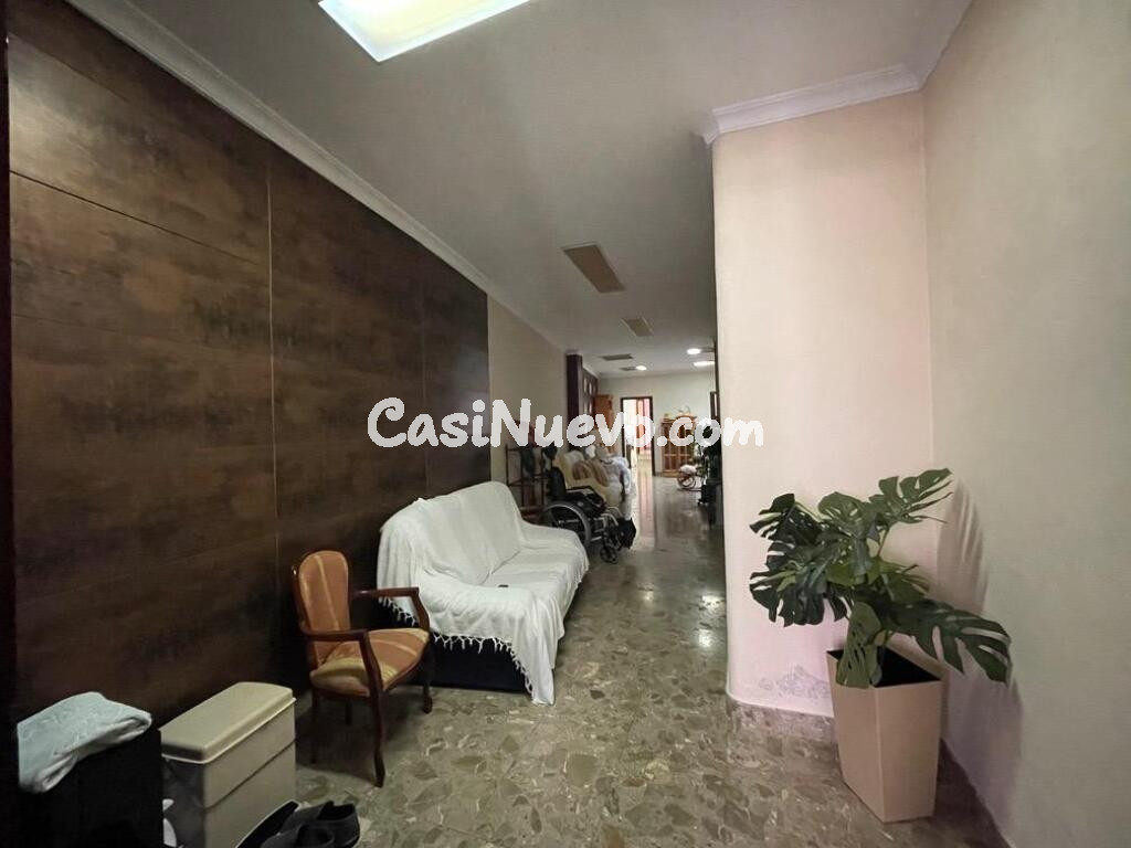 Encantadora Casa de Pueblo en Mahón: Espacios Amplios y Encanto Rústico