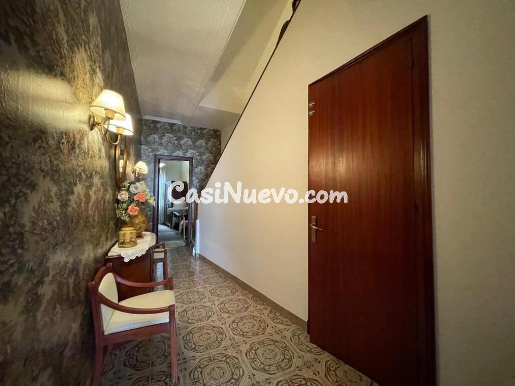 Encantadora Casa de Pueblo en Mahón: Espacios Amplios y Encanto Rústico