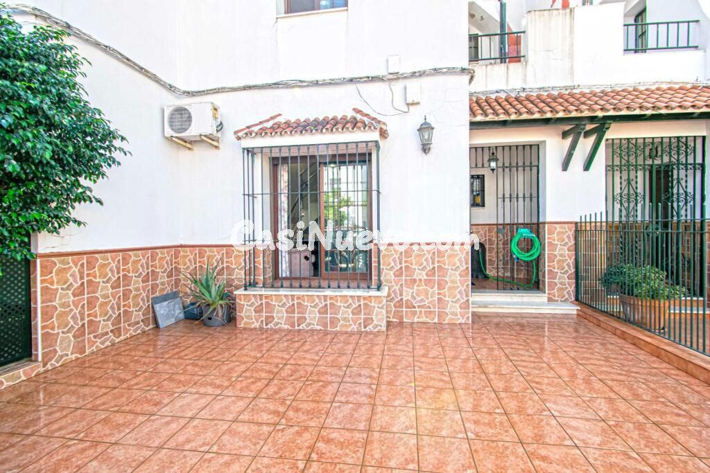 Encantadora casa en La Cruz Roja con bonito patio delantero!!!!!