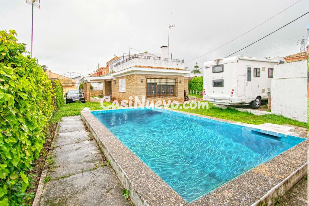 Chalet independiente en venta en Salteras