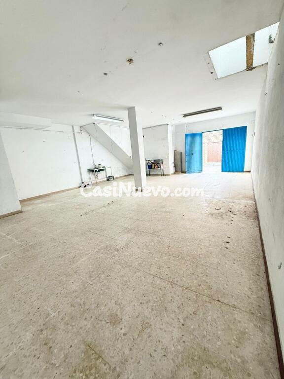 Amplio Garaje en el Centro de Alcalá del Río con Potencial para Convertir en Vivienda