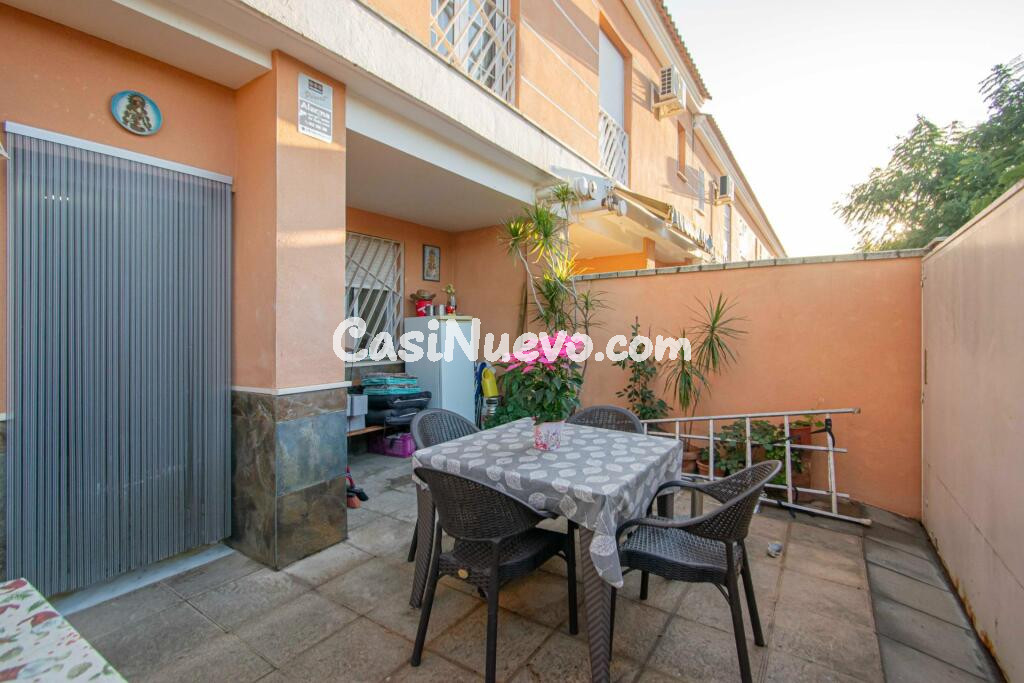 Gran casa adosada en Montequinto, con sótano, buhardilla y espectacular terraza!!!