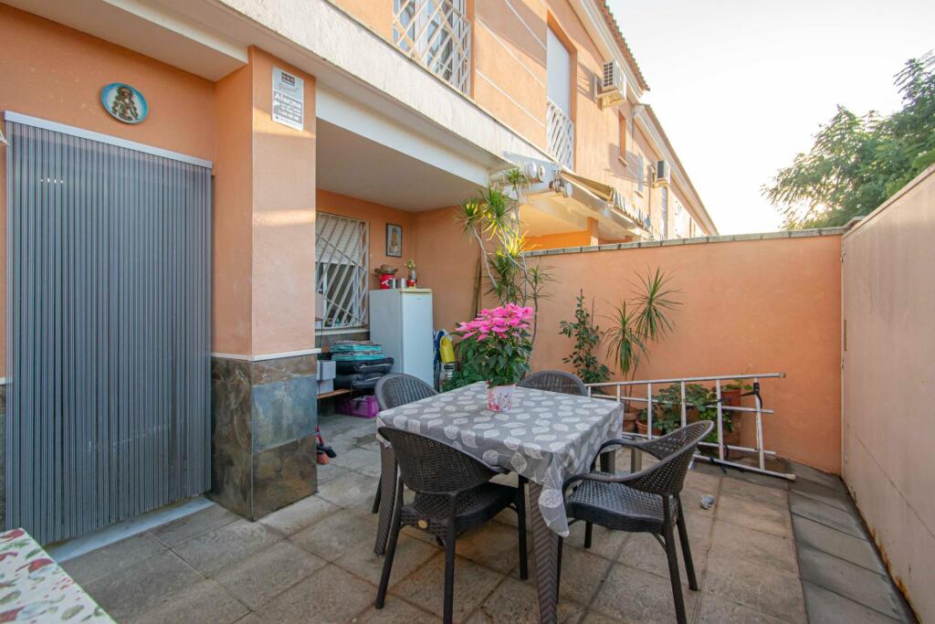 Gran casa adosada en Montequinto, con sótano, buhardilla y e - foto 2