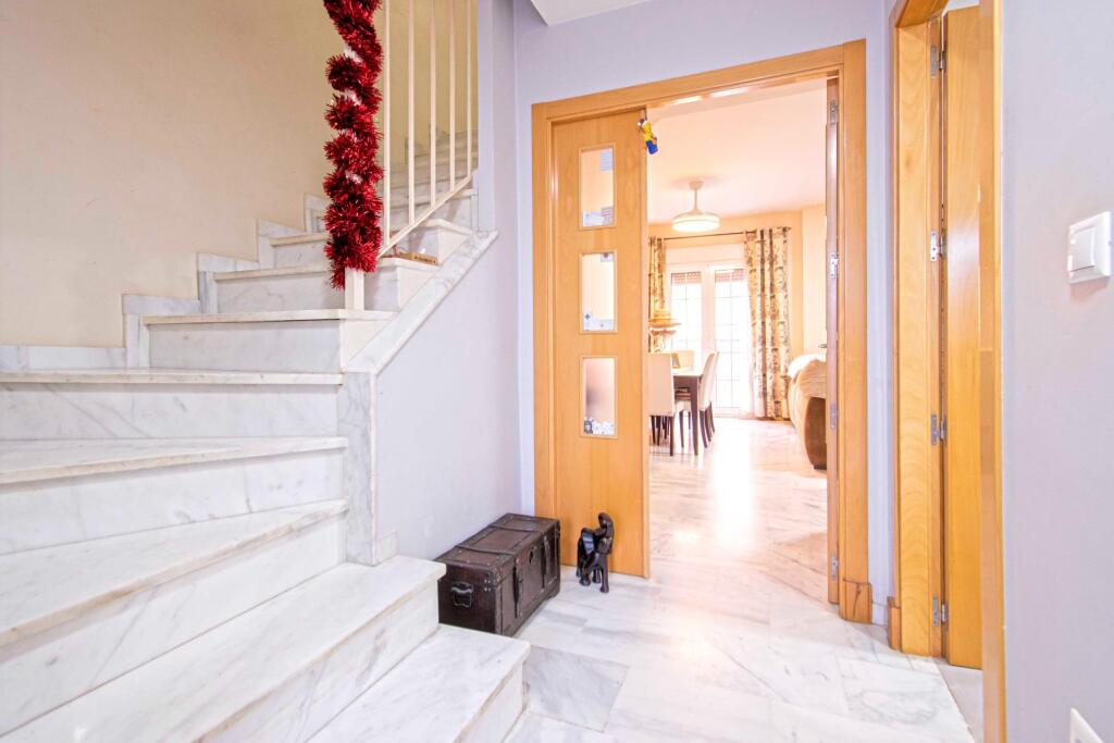 Gran casa adosada en Montequinto, con sótano, buhardilla y e - foto 11