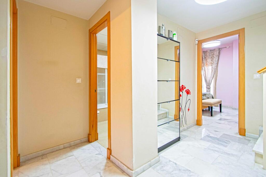 Gran casa adosada en Montequinto, con sótano, buhardilla y e - foto 16