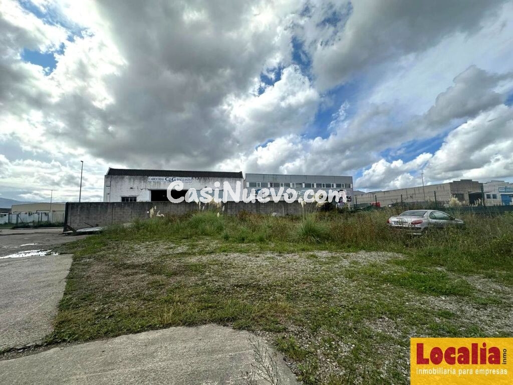 Amplia nave industrial con parcelas en Santander