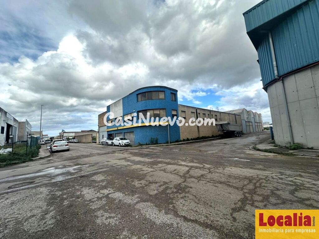 Amplia nave industrial con parcelas en Santander