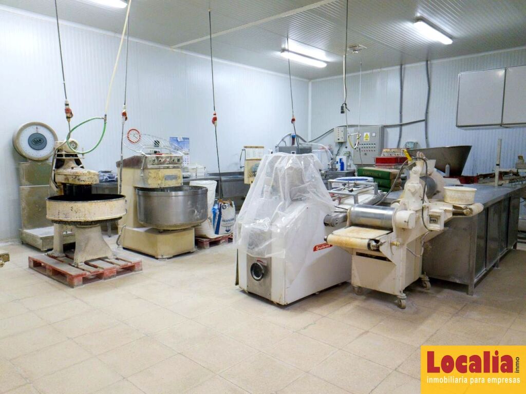 Amplia nave industrial en Segovia