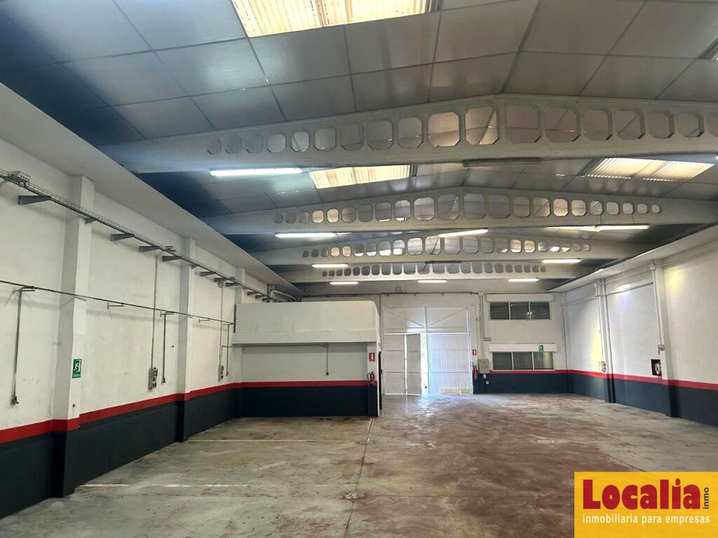 Amplia nave industrial en primera línea, Palencia
